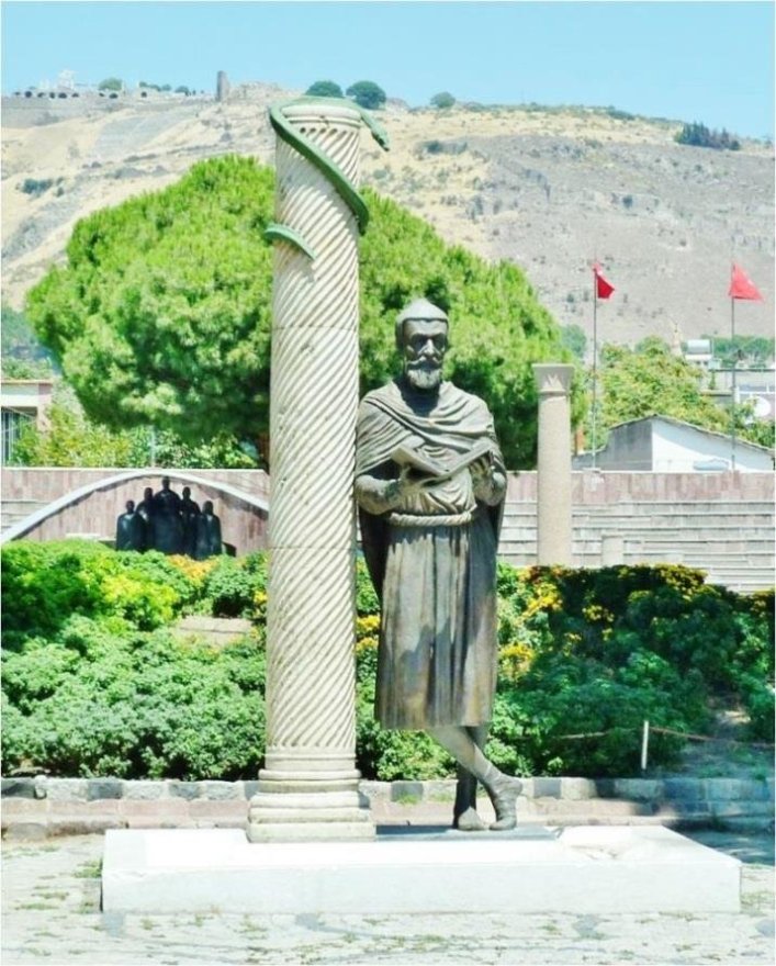 Figura-1-Estatua-em-honra-a-Galeno-na-cidade-de-Bergama-Turquia-Ao-fundo-ve-se-a
